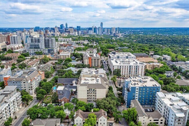 Building Photo - Large 3/2 with Rooftop Pool Walking Distance to UT Austin