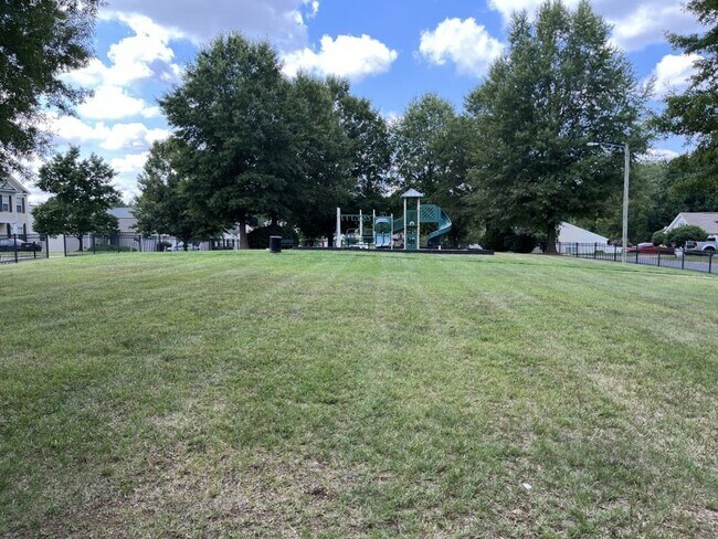 Building Photo - Updated 3 Bedroom, 2 Bath Ranch in NW Char...