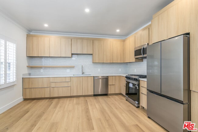 Building Photo - 1114 S Orange Dr