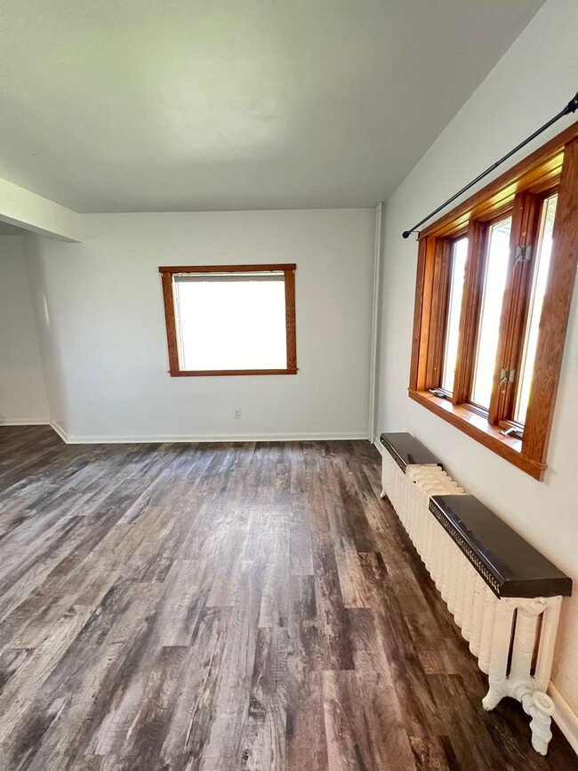 Building Photo - AVAILABLE JUNE - 4 Bed 2 Bath w/ Bonus Roo...