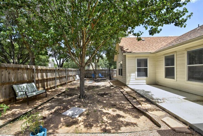 Building Photo - 2354 Oak Pebble