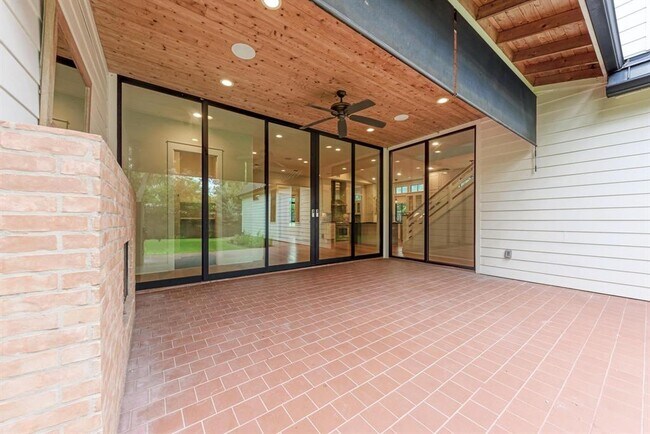 Building Photo - 1707 W St Johns Ave