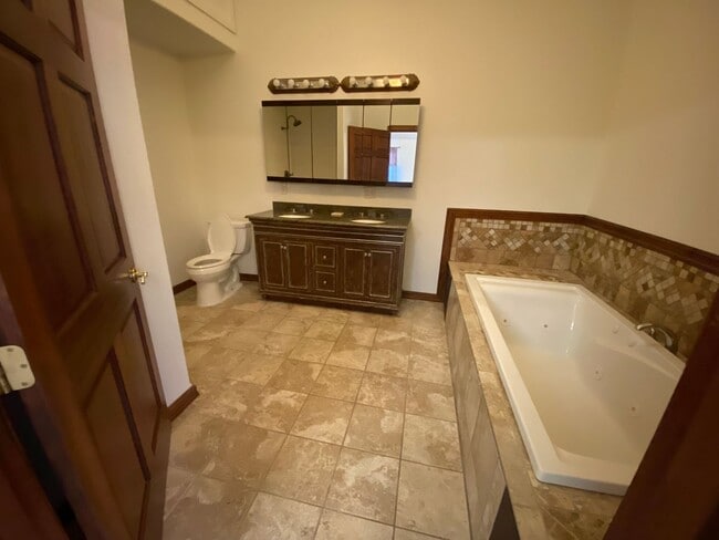 Building Photo - Spacious 2500 sq ft Apartment with Breathtaking Views!!