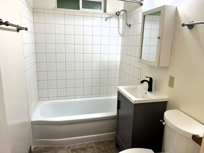 Building Photo - Enjoy Modern Living in this Upgraded home in a wooded area!