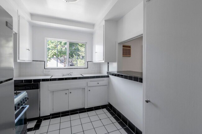 Building Photo - 1008 N Stanley Ave