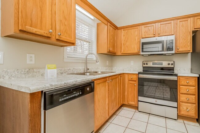 Building Photo - 1012 7 Oaks Blvd