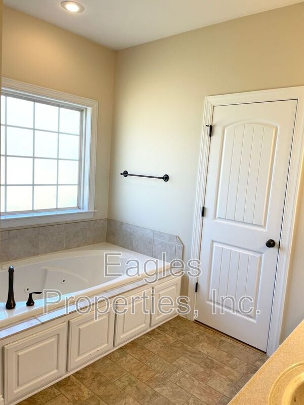 Building Photo - 103 Strike Eagle Run