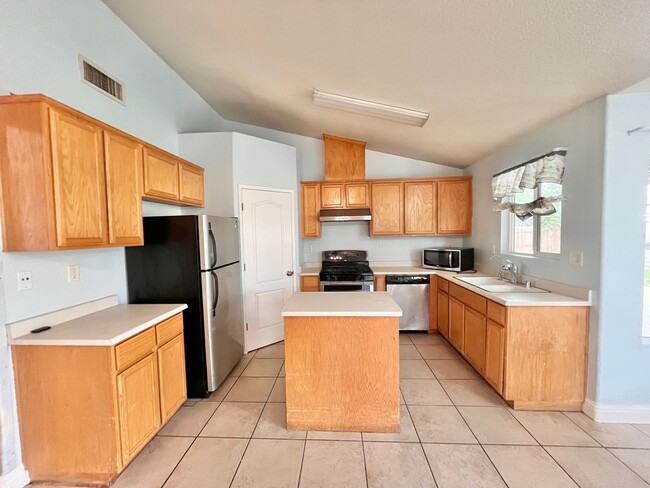 Building Photo - Charming 4 Bedroom, 2 Bath Home in a Quiet...