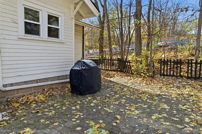 Building Photo - 101 Base Line Rd