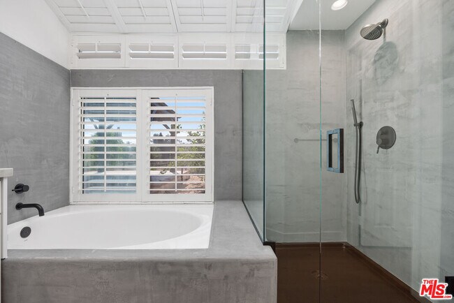 Building Photo - 655 Calle Ladera