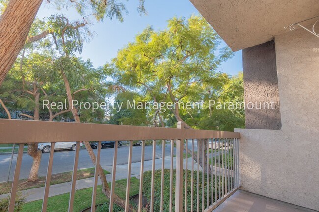 Building Photo - Don't miss out! 2 Bed 2 bath ready to go!