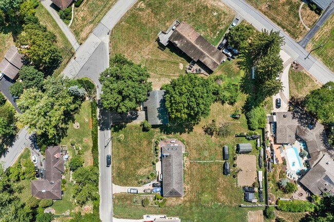 Building Photo - Beautifully Renovated 4 Bed/ 2 Bath with 2 Car Garage