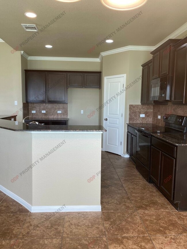 Building Photo - 5607 Blackstone Dr