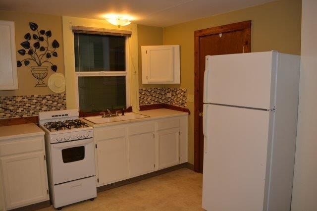 Building Photo - CUTE, COZY CABIN , 1 bedroom studio detached house