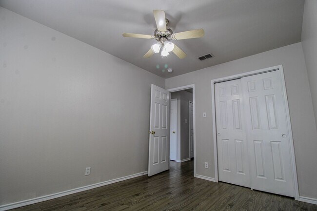 Building Photo - 9331 Gillcross Way