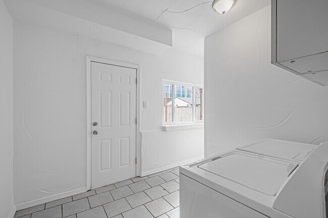 Building Photo - 4BD, 2BA Sun Valley Home with Large Driveway for Parking