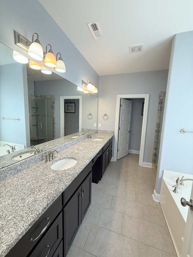 Building Photo - 218 Woodgrove Dr NW