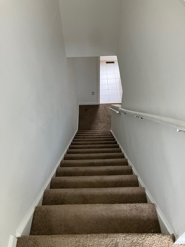 Building Photo - 4 Bedroom 4 Level Townhouse