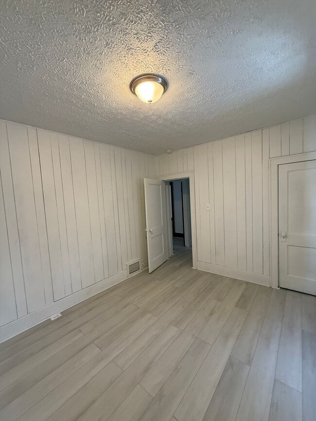 Building Photo - SECTION 8 AND EDEN ACCEPTED! Charming 2-Bedroom Home in the Heart of Akron!!