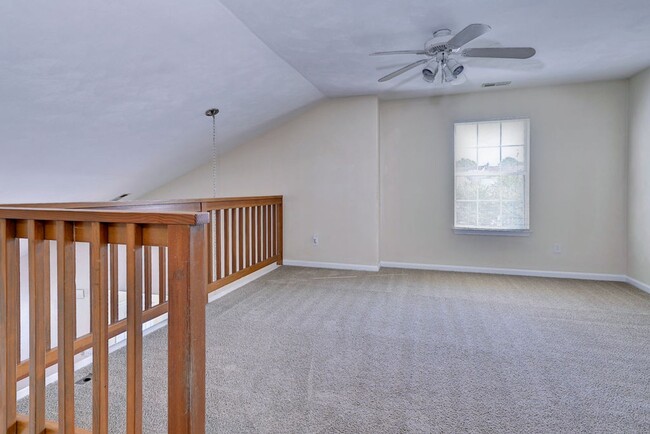 Building Photo - Convenient Coventry Condo