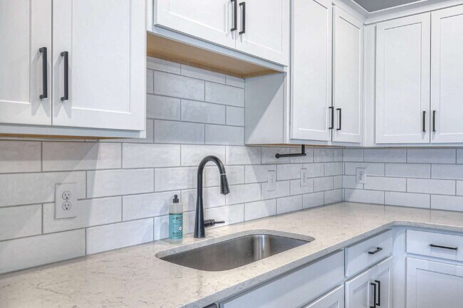 Building Photo - Like-New Modern Townhome Near Dining, Shopping, Trails & Old Hickory Lake
