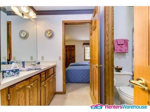 Building Photo - 1215 Silverthorn Ct