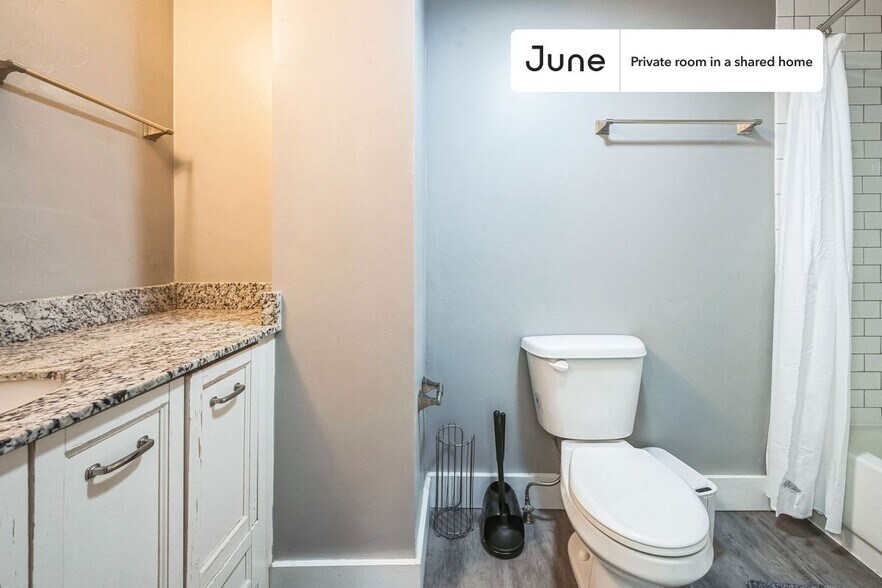 Building Photo - Room in Shared 4 bed/1.5 bath home