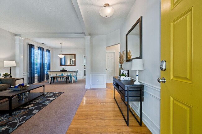 Building Photo - 206 Persimmon Tr
