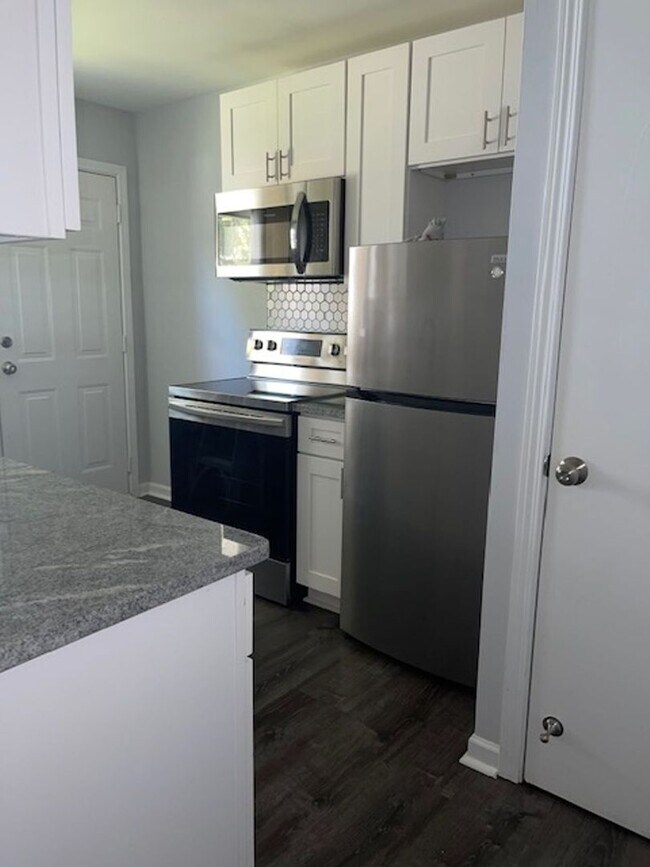 Building Photo - Coming Soon! 2 Bedroom Unit!