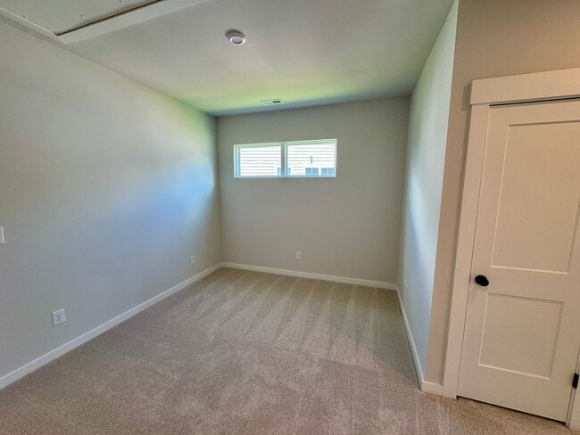 Building Photo - Beautiful 4BR/3BA Townhouse in Griffith Lakes