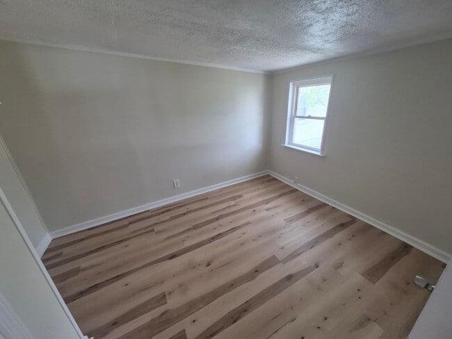 Building Photo - Fully Renovated 2-Bedroom in Elsmere – Off-Street Parking & Yard Space