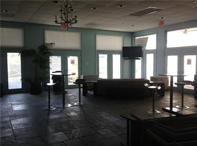 Building Photo - Live on St Charles Avenue with all that th...