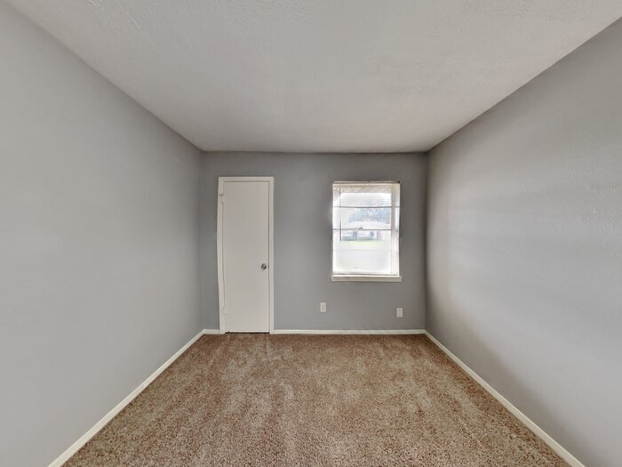 Building Photo - 722 E Brown Ln