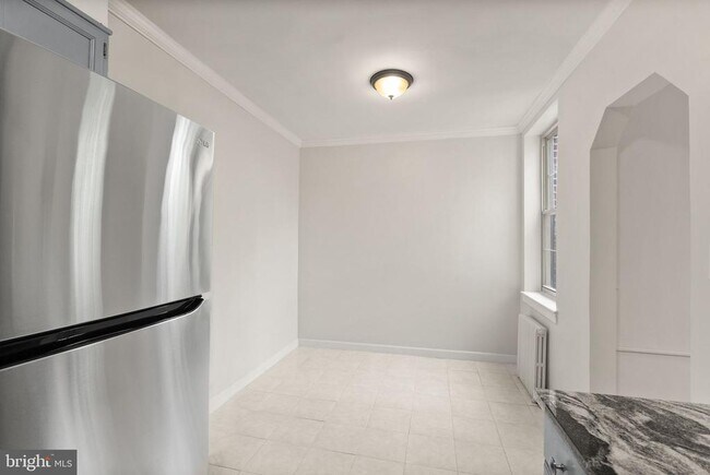 Building Photo - 939 Longfellow St NW