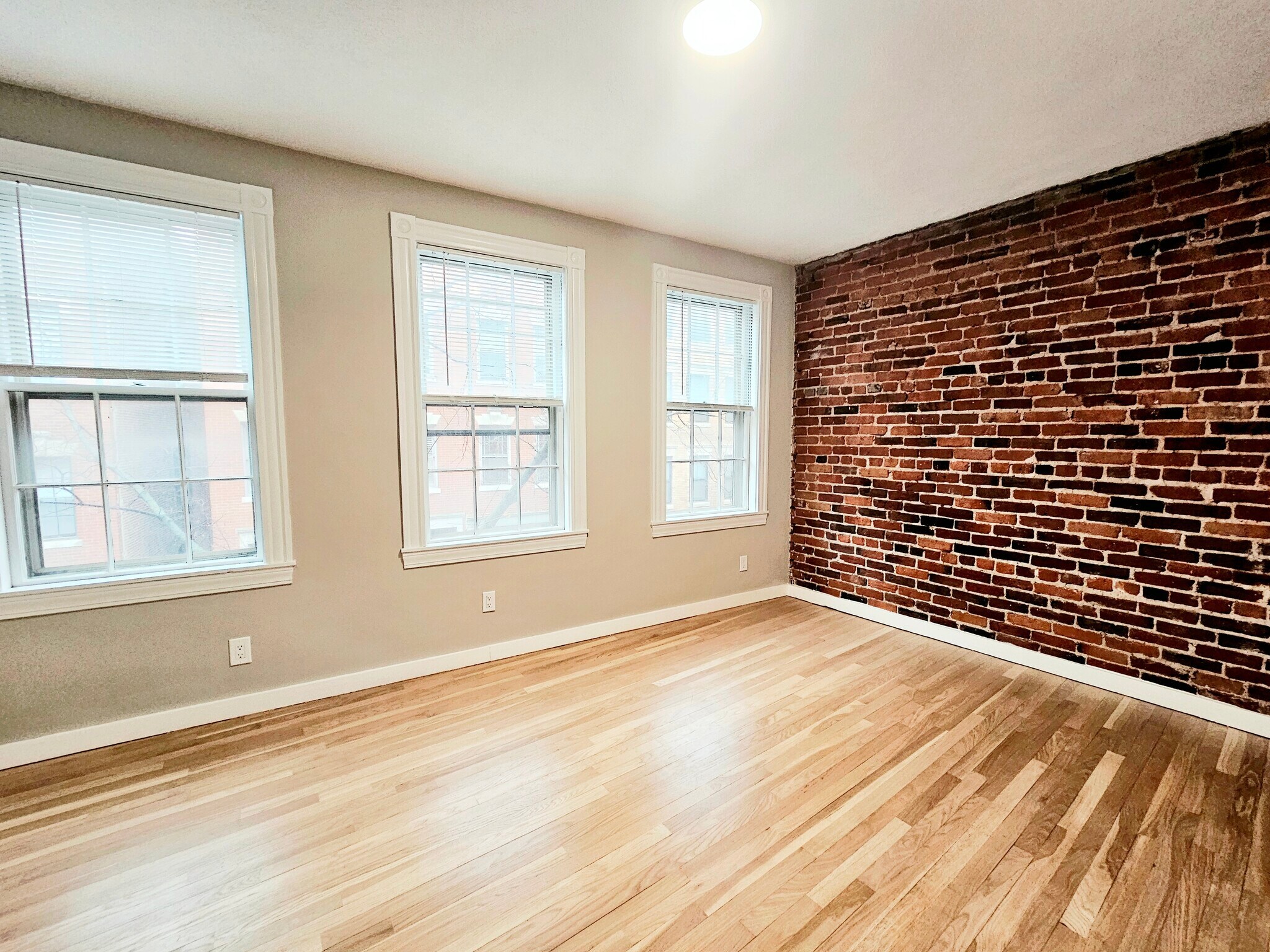 Building Photo - 82 Phillips St