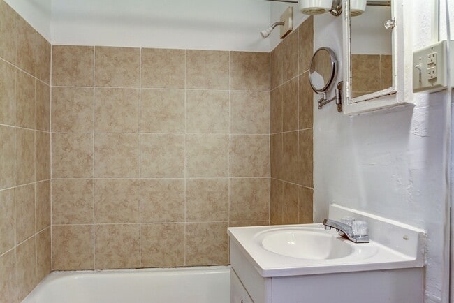 Building Photo - Beautiful Single Family house near downtow...