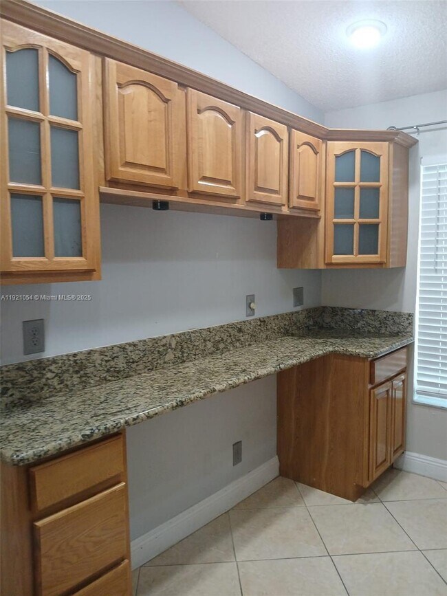 Building Photo - 5550 Lakewood Cir S