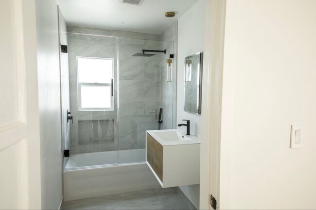 Building Photo - 439 S Evergreen Ave