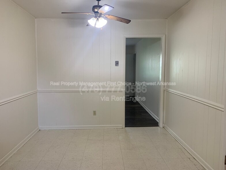Building Photo - 1039 W Bel Air Dr