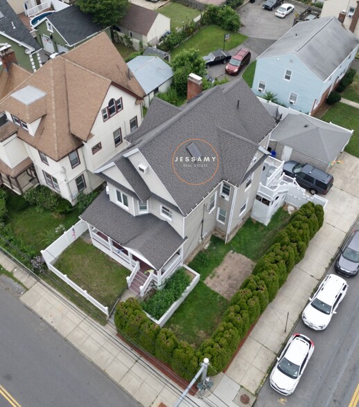 Building Photo - 183 Roberts Ave