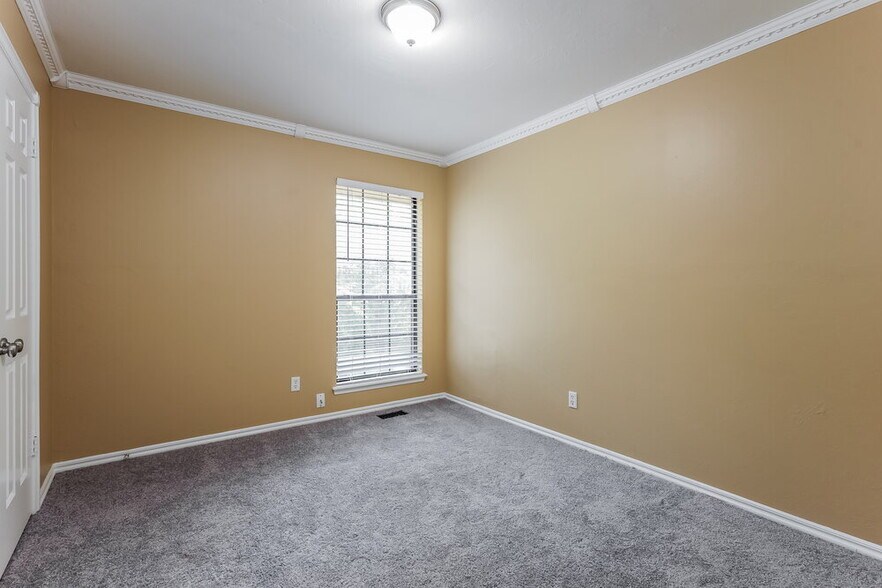 Building Photo - 2700 Shady Tree Ln