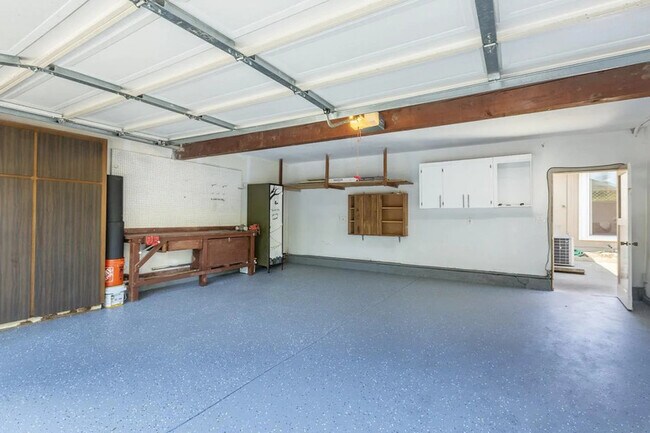 Building Photo - 10063 Long Oak Ln