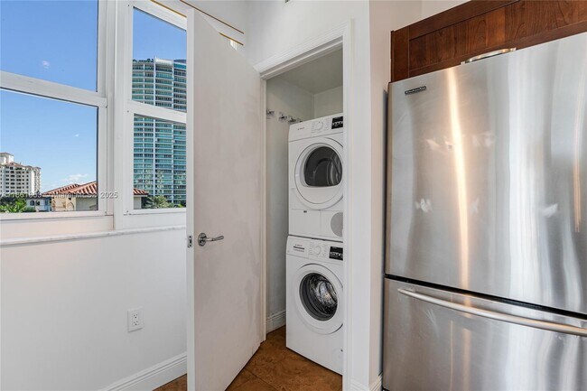 Building Photo - 19900 E Country Club Dr