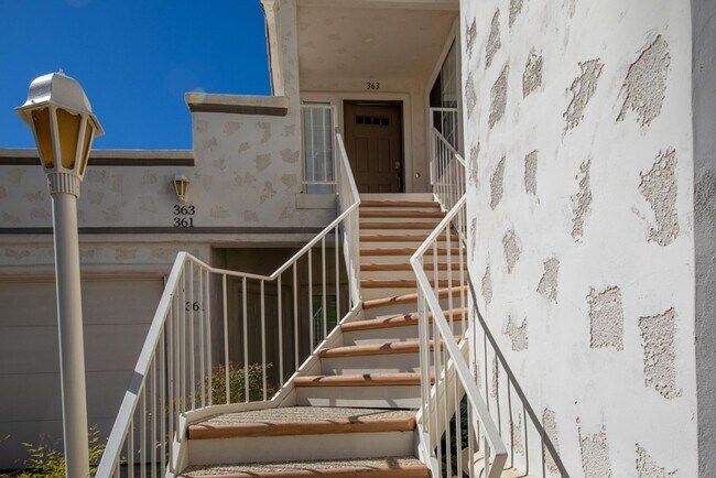 Building Photo - Sought after 2 bedroom 2 bath upstairs con...