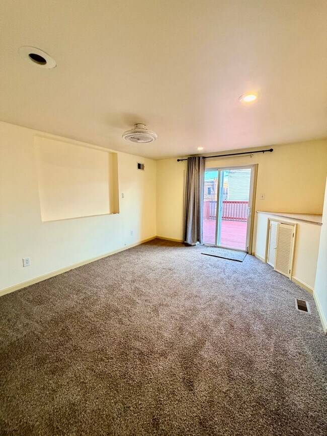 Building Photo - 3 bed 2.5 bath in Port Richmond with Garag...