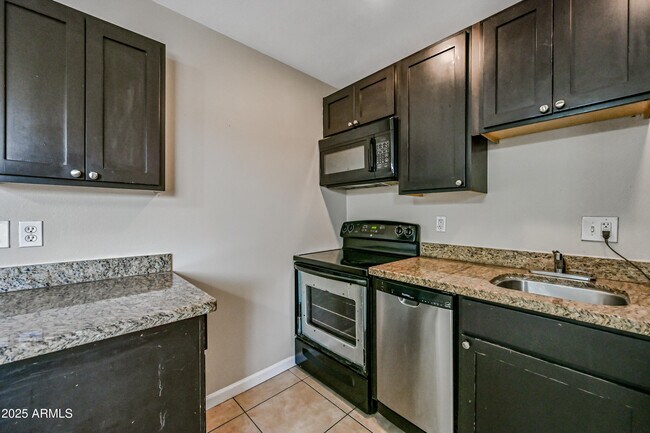 Building Photo - 3949 E Earll Dr