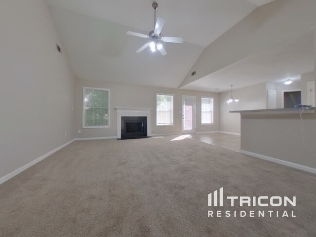 Building Photo - 4650 Camelot Dr