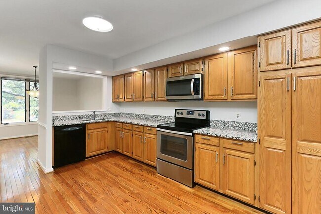 Building Photo - 4021 Lake Glen Rd