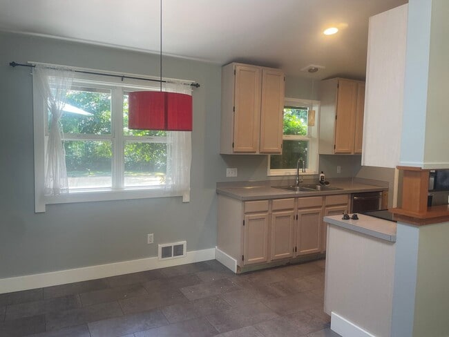 Building Photo - Charming Cottage with Private Beach Rights!