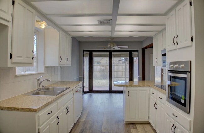 Building Photo - 3-Bed, 2-Bath in BA!